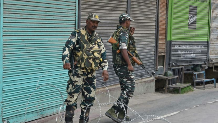 India eases mobile phone shutdown in Kashmir India eases mobile phone shutdown in Kashmir