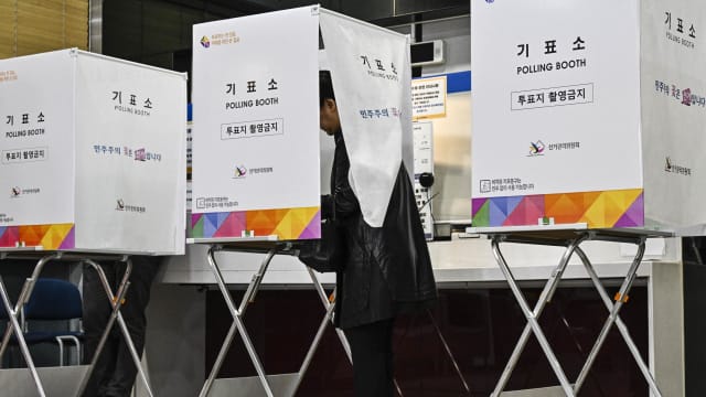 韩国举行国会议员选举
