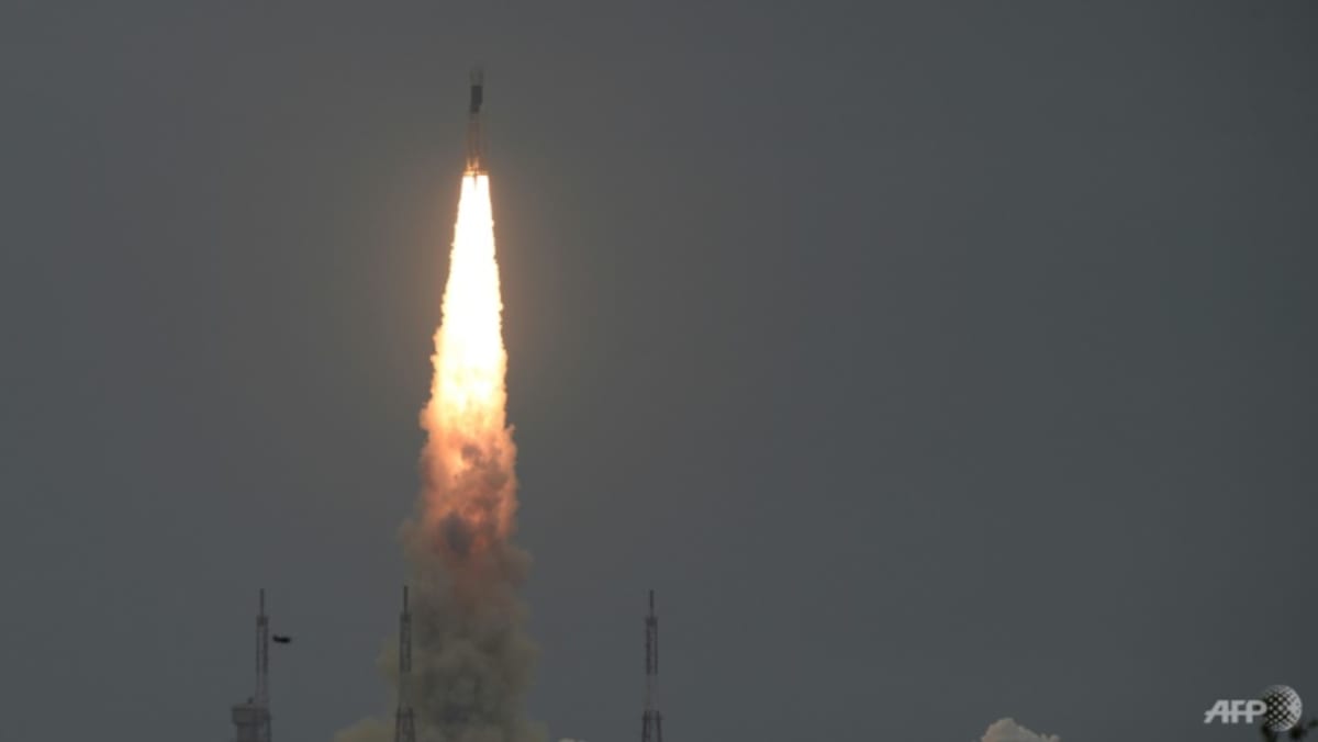 India shoots for the moon with latest rocket launch India shoots for the moon with latest rocket launch