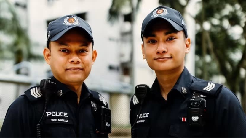 2 pegawai polis ini selamatkan wanita yang terperangkap dalam bilik air selama 4 hari