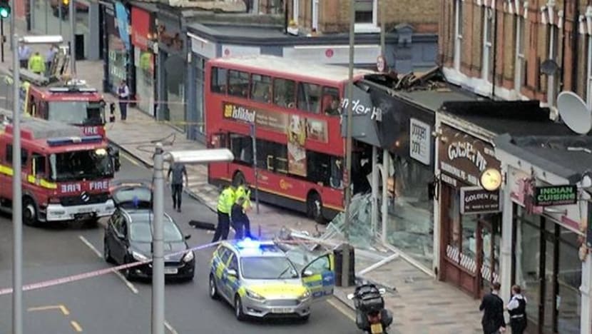 10 penumpang cedera selepas bas London rempuh kedai