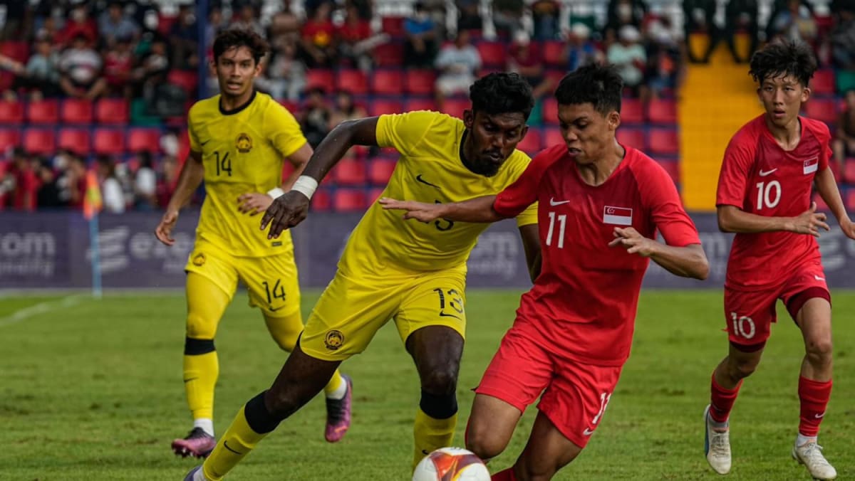 新加坡足球运动员在几十年来最严重的东南亚运动会失利中以 7-0 击败马来西亚