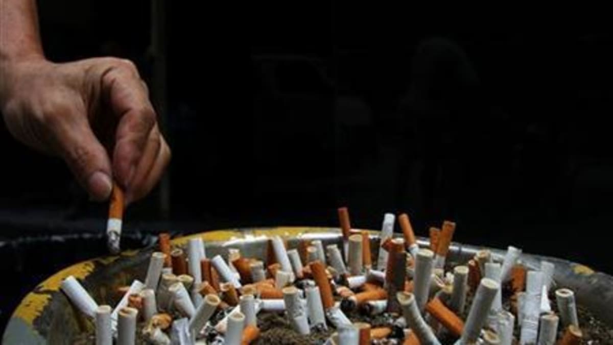 China Bans Officials From Smoking In Public - TODAY