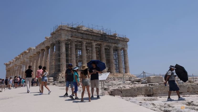 Greece briefly shuts Acropolis site to protect tourists from heatwave