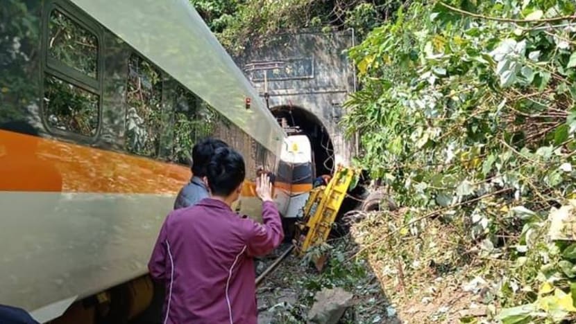 Kereta api Taiwan sarat penumpang ketika tergelincir, penumpang tercampak: Laporan Kereta api Taiwan sarat penumpang ketika tergelincir, penumpang tercampak: Laporan