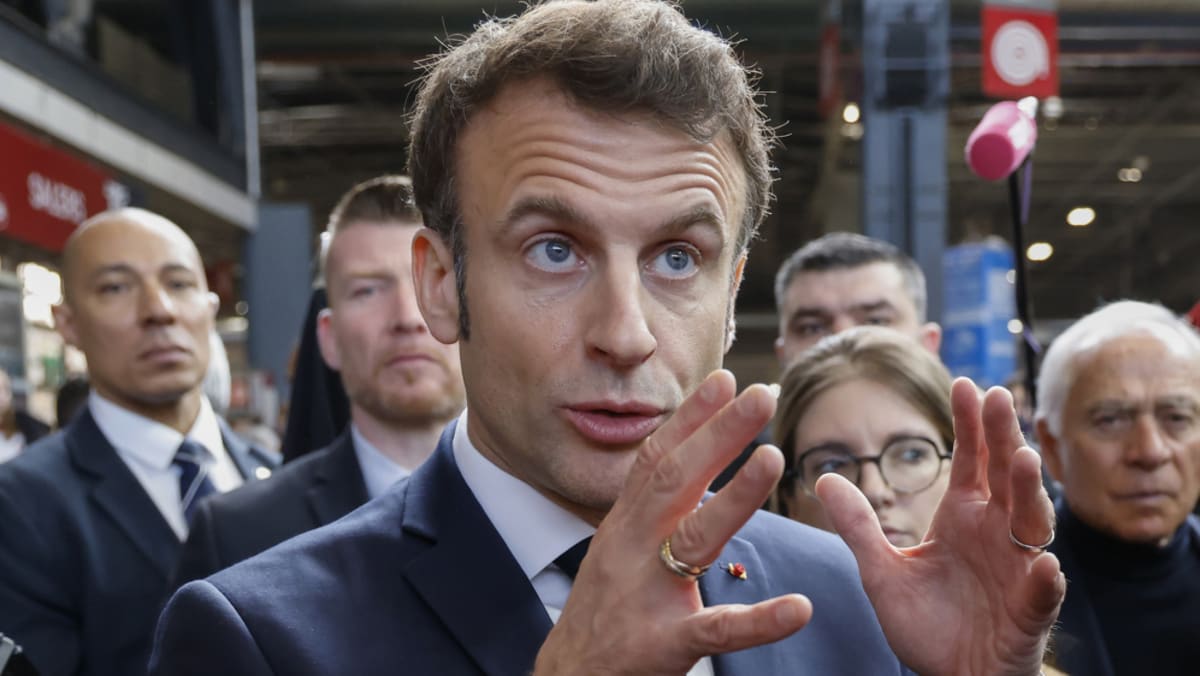 Macron membela rencana pensiun yang disengketakan di pameran pertanian Prancis