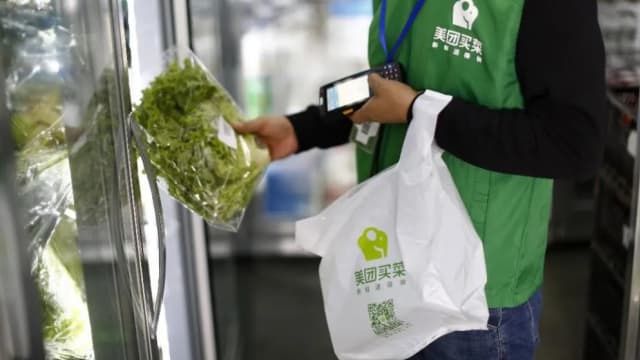 疫情严峻导致订单量翻倍 上海蔬菜分拣员每日“跑半马”