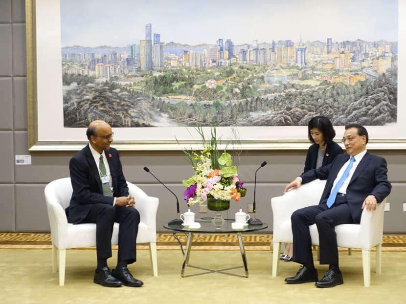Chinese Premier Le Keqiang (right) accepted an invitation from Singapore's Deputy Prime Minister and Coordinating Minister for Economic and Social Policies, Tharman Shanmugaratnam, to make an official visit to Singapore. Photo: MFA