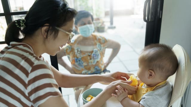 政府将推出更多托婴服务 探讨提供看护假