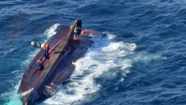 韩国渔船翻覆 三人获救六人失踪