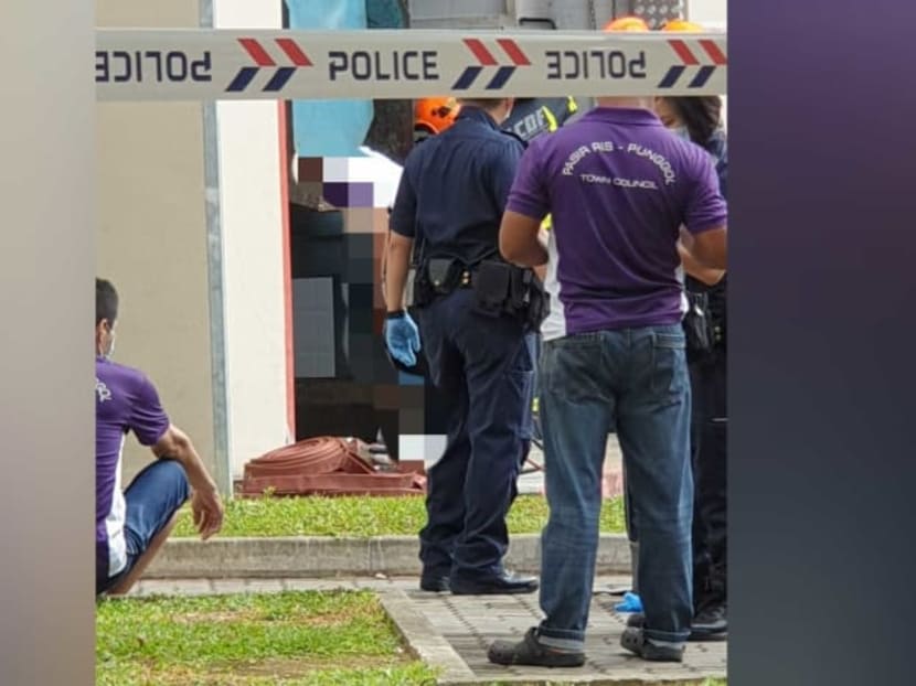 Police officers were seen at Block 623C in Punggol Central on Oct 16, 2021, in this photo that circulated on social media. Police officers were seen at Block 623C in Punggol Central on Oct 16, 2021, in this photo that circulated on social media.