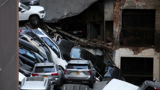 美国纽约一座停车场倒塌 一死五伤 