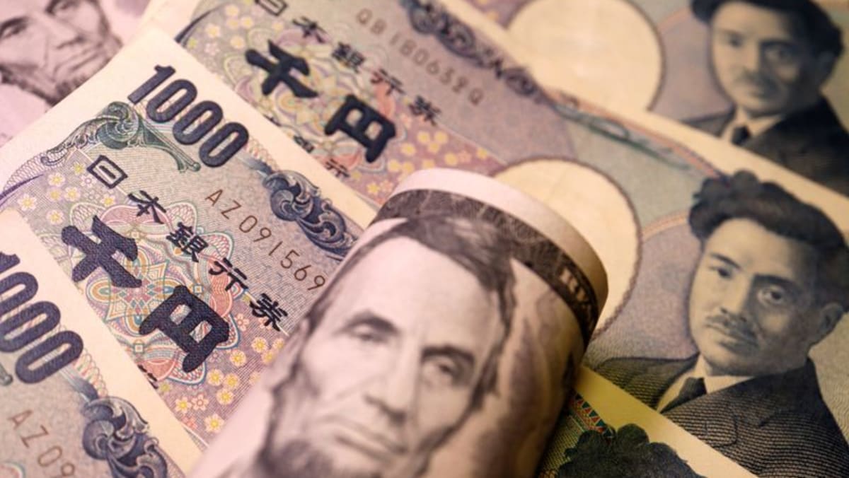 Yen melemah setelah penyesuaian kebijakan BOJ memicu reli