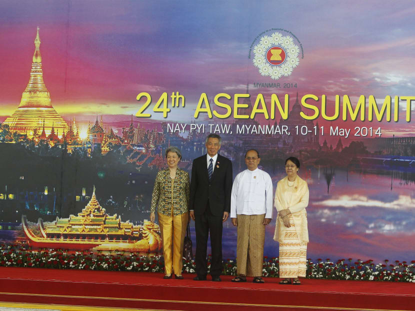 Singapore's Prime Minister Lee Hsien Loong (2nd left) and his wife Ho Ching leftL) pose with Myanmar's President Thein Sein (2nd right) and his wife Khin Khin Win (right) before the opening ceremony of the 24th ASEAN Summit in Naypyidaw May 11, 2014. Photo: Reuters