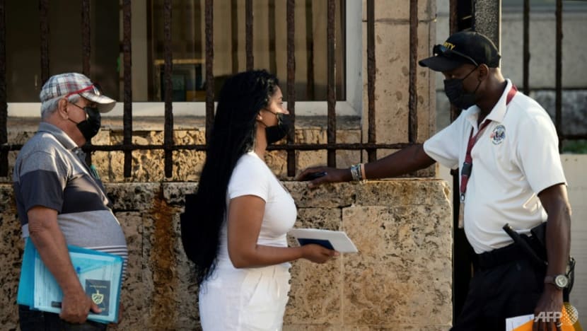 US begins issuing first visas in Cuba in more than 4 years US begins issuing first visas in Cuba in more than 4 years