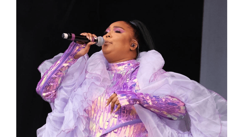 Lizzo loses her mind as Beyonce and Jay-Z watch her side of stage