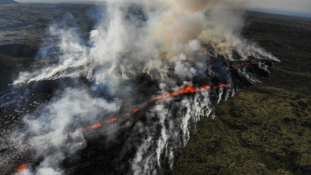 冰岛火山将喷发大量火山灰重创首都附近市镇 宣布进入紧急状态
