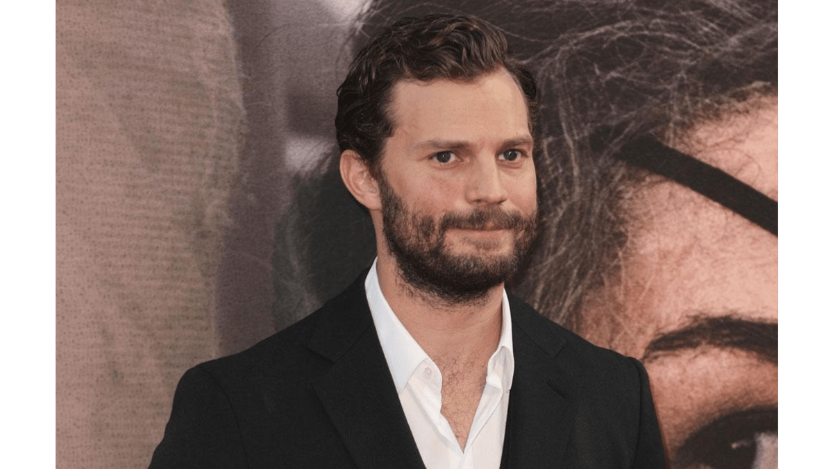 https://onecms-res.cloudinary.com/image/upload/s--hOP5i2gJ--/c_fill,g_auto,h_676,w_1200/f_auto,q_auto/v1/8days-migration/jamie-dornan-watches-wife-work---20181116090020266-data_0.png?itok=QSJwNXFB