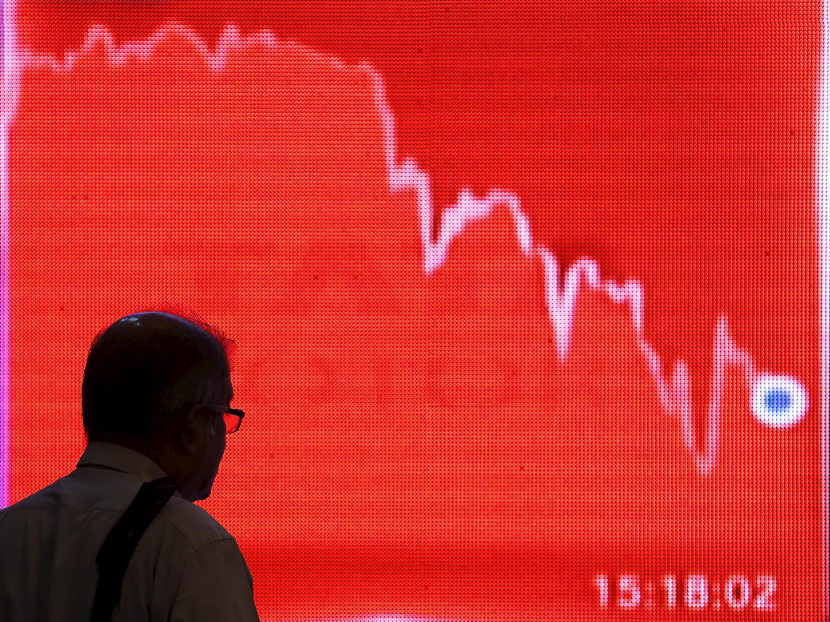 A man looks at a screen displaying news of markets update inside the Bombay Stock Exchange (BSE) building in Mumbai, India, February 11, 2016. Photo: Reuters