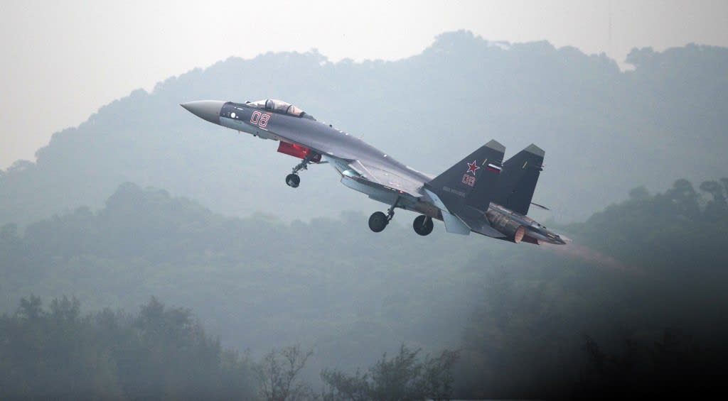 A Sukhoi SU-35 fighter jet takes off during a test flight ahead of the Airshow China 2014 in Zhuhai, South China's Guangdong province on Nov 10, 2014. A Sukhoi SU-35 fighter jet takes off during a test flight ahead of the Airshow China 2014 in Zhuhai, South China's Guangdong province on Nov 10, 2014.