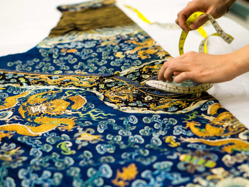 Robe shop motif dragon