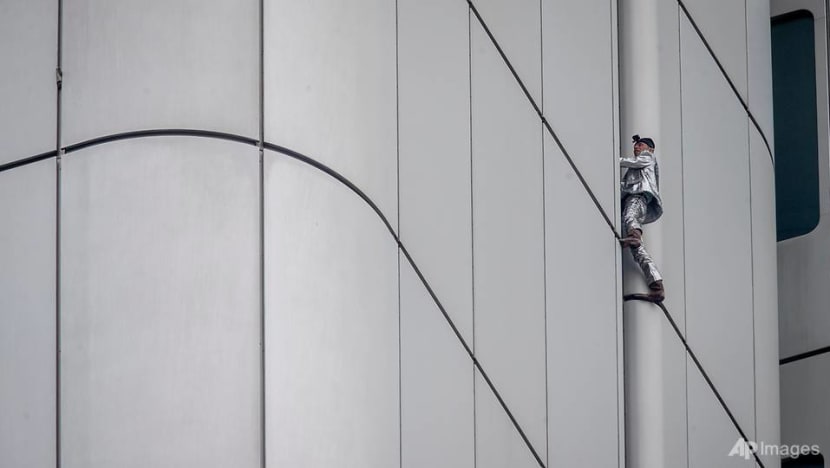 French 'Spiderman' climbs Frankfurt skyscraper, faces fine French 'Spiderman' climbs Frankfurt skyscraper, faces fine