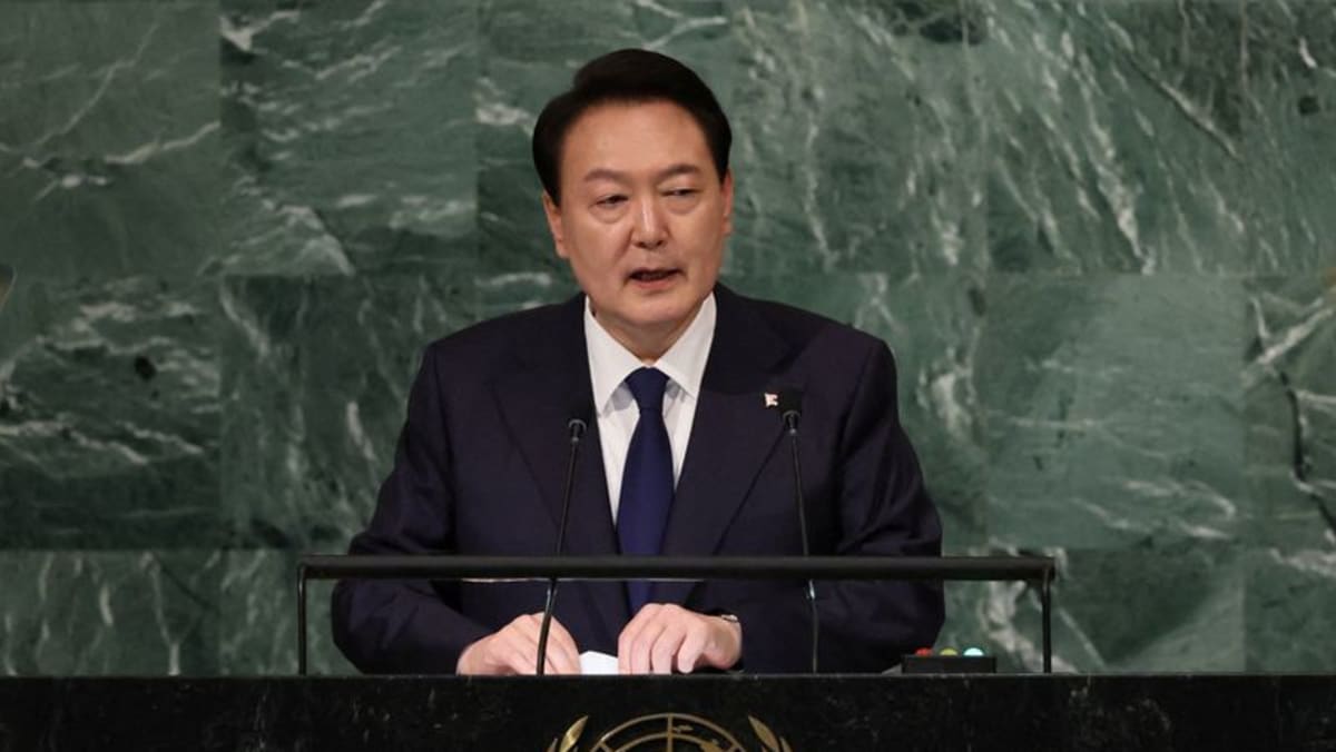 한국의 윤 대통령은 경제적 충격에 대처하겠다고 약속했습니다.