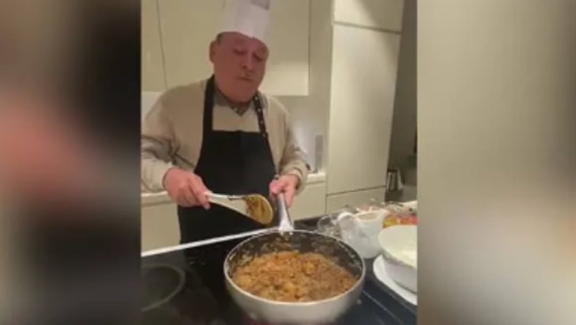 Netizen terhibur tonton Sultan Johor masak di dapur
