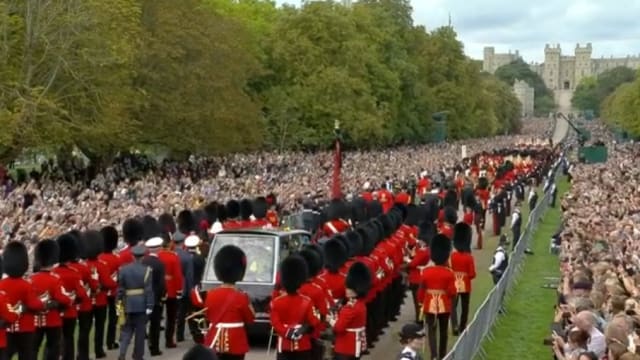 【直播】英国女王灵车抵达温莎城堡 将于圣乔治教堂下葬 