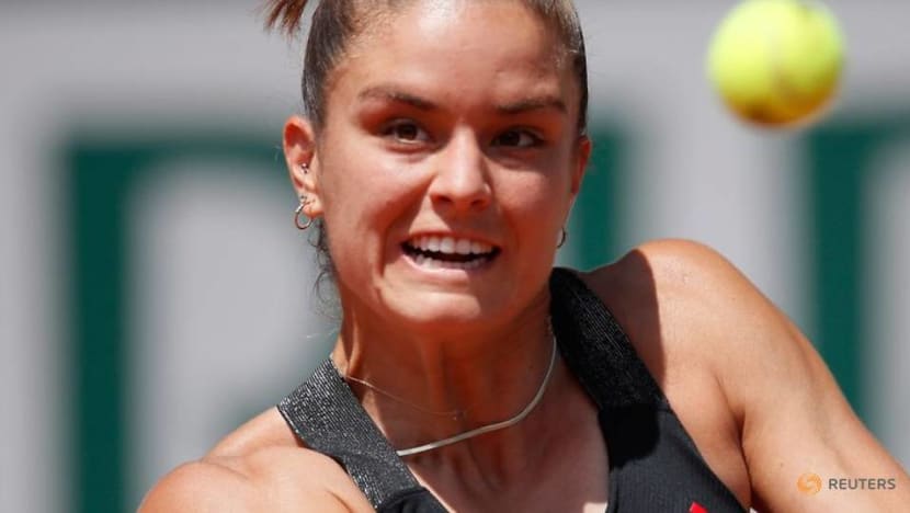 Tennis-Defending champion Swiatek crashes out of French Open in quarter-finals