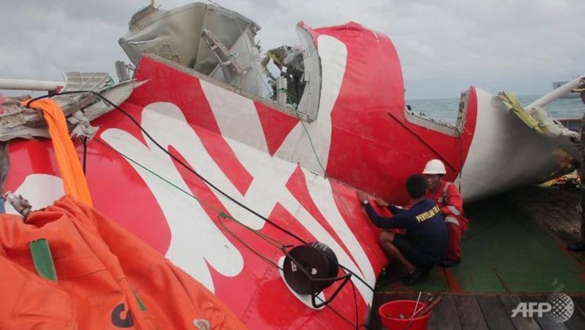 Indonesia berjaya tarik keluar bahagian terbesar dan terakhir pesawat AirAsia yang terhempas di Laut Jawa