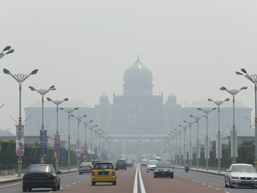 Malaysia's landmark Putra Perdana, the office of the Prime Minister, is shrouded with smog in Putrajaya, outside Kuala Lumpur July 23, 2013. Photo: Reuters
