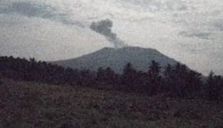 Gunung Ibu di timur Indonesia meletus, muntahkan debu dan asap