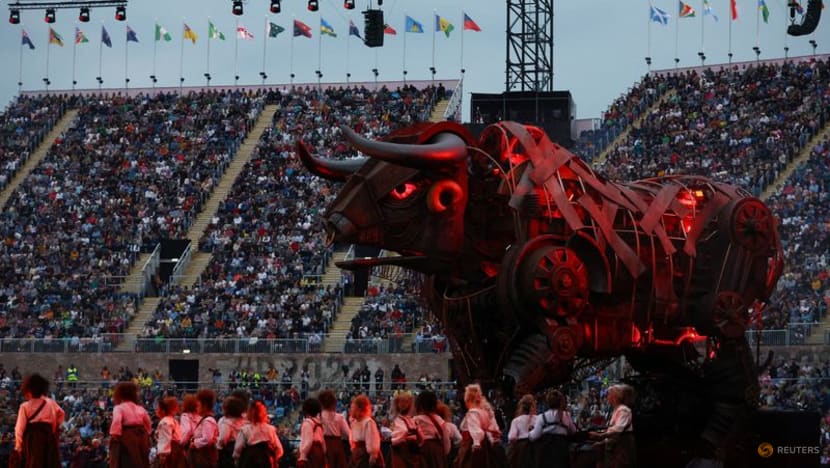 Games-Birmingham's raging bull to stay after public campaign Games-Birmingham's raging bull to stay after public campaign
