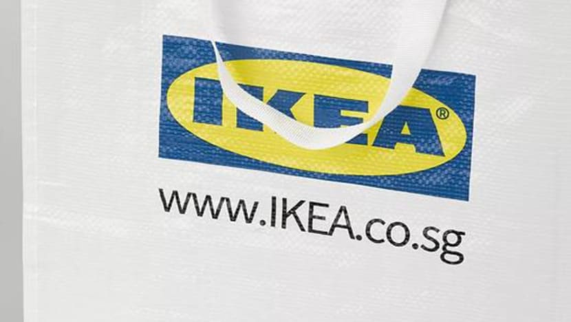 IKEA கடைகளில் தவறுதலாக அச்சடிக்கப்பட்ட வார்த்தைகளுடன் விற்கப்படும் 'சிறப்புப்' பைகள்
