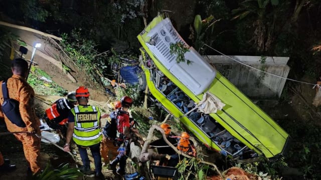 菲律宾巴士坠入30米悬崖 至少16人死亡 