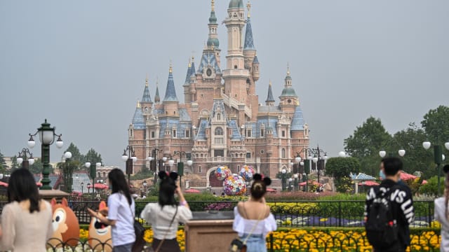 上海迪士尼在建新景点 第三座酒店桩基完成