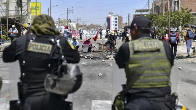秘鲁示威者同保安爆发冲突 至少17人丧命