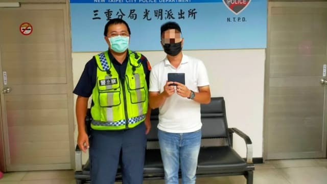 寻回钱包后台湾男子赶查看合照 警方揭露一段感人故事