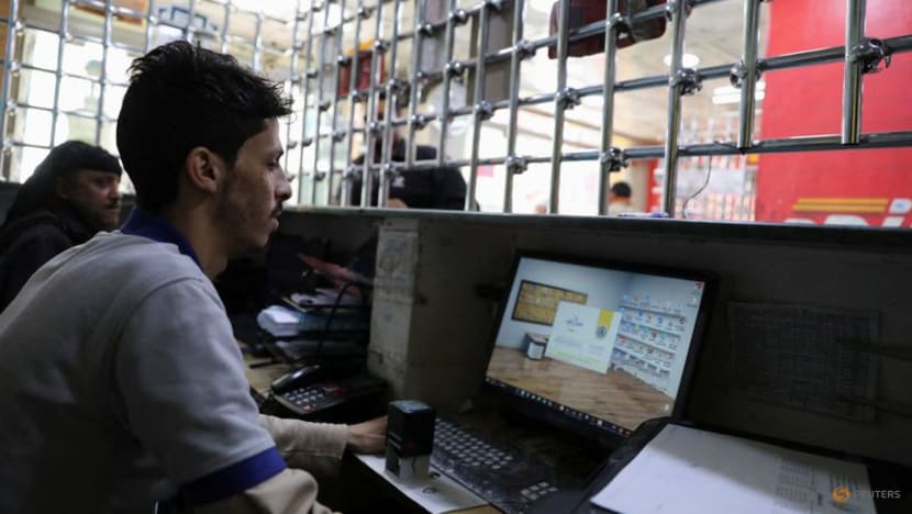 Yemenis struggle without internet for third day after air strikes Yemenis struggle without internet for third day after air strikes