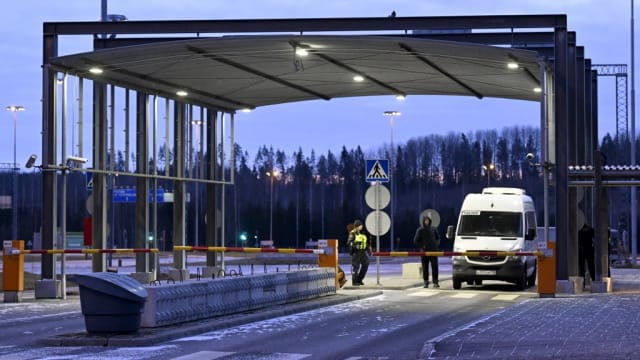 芬兰关闭四个同俄接壤边境点 阻止庇护者涌入