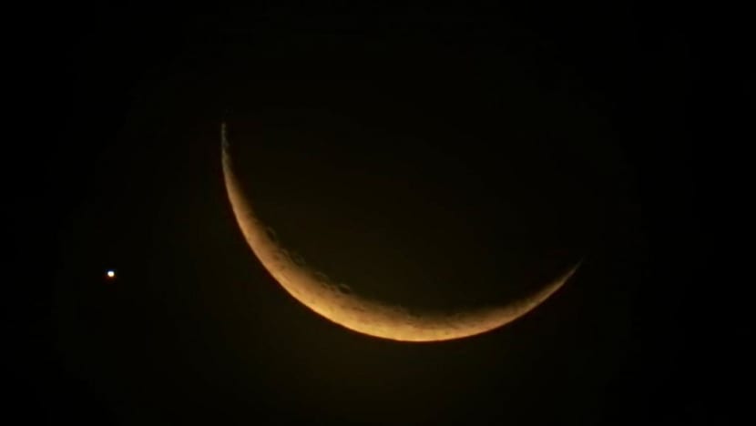 In pictures: Venus at the tip of a glowing crescent moon over Singapore -  CNA