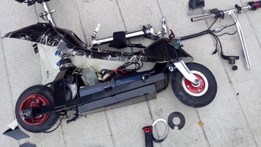 E-scooter falls onto van, cracking windscreen