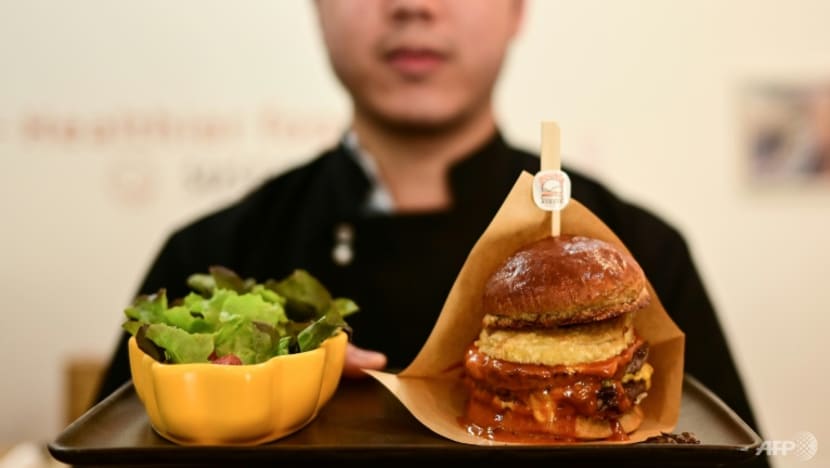 Thai pop-up wins fans with crunchless cricket burgers Thai pop-up wins fans with crunchless cricket burgers