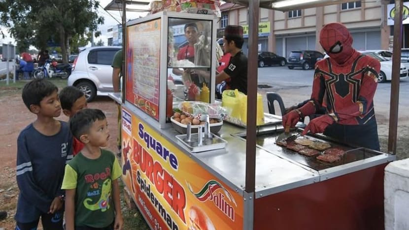 Burger Malaysia ini laris! Kerana 'Spiderman' yang jualnya