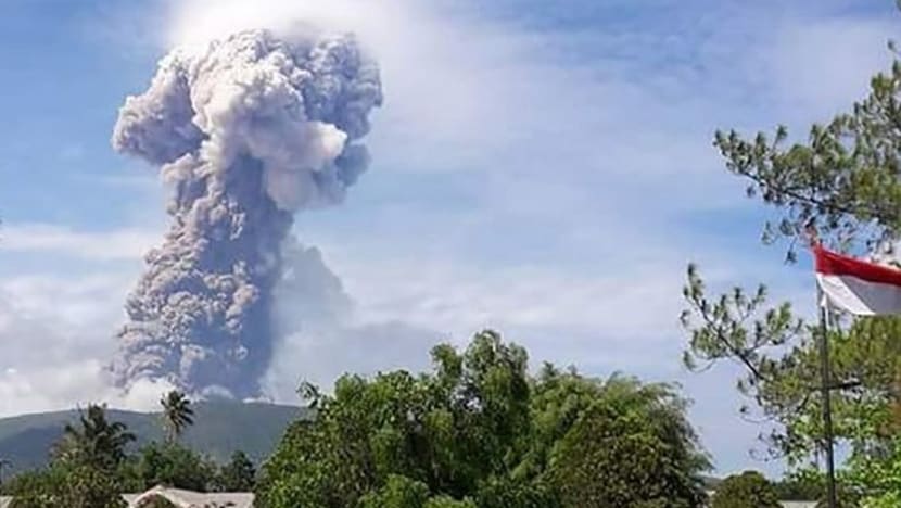 Gunung berapi Soputan di Indonesia meletus