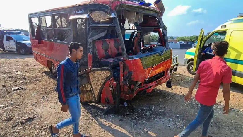 20 maut bas mini terjunam ke dalam terusan di Mesir 