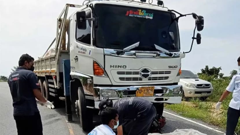 Lelaki SG maut setelah motosikal ditunggang rempuh trak di Phuket