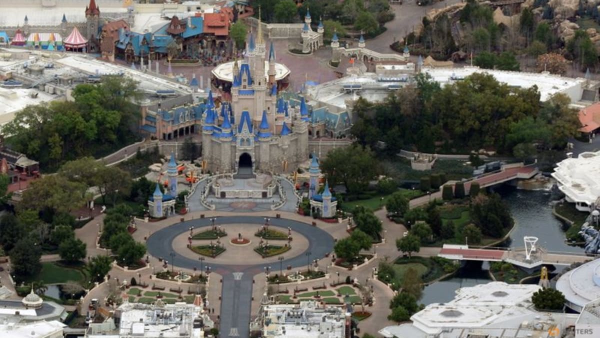 Disney, Taman Universal mungkin tidak langsung bersorak saat pengunjung internasional kembali