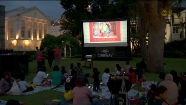 200名国人在星空下观赏迪士尼动画片